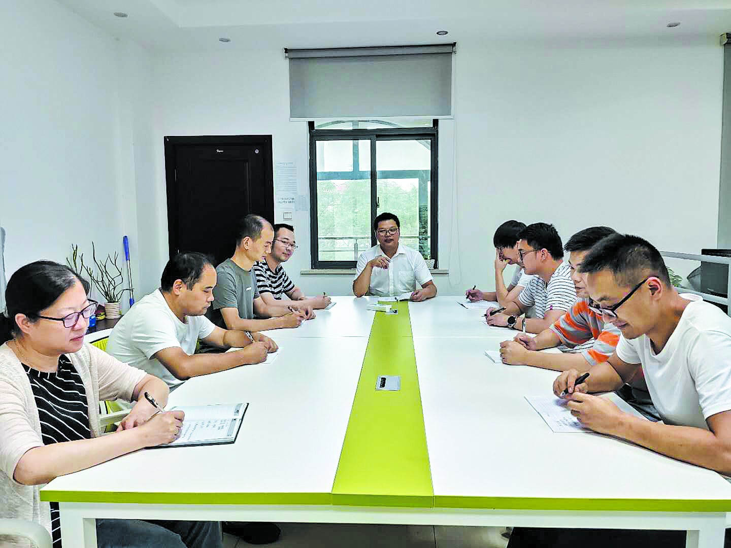 s柳小华（中）组织部门成员开会.jpg