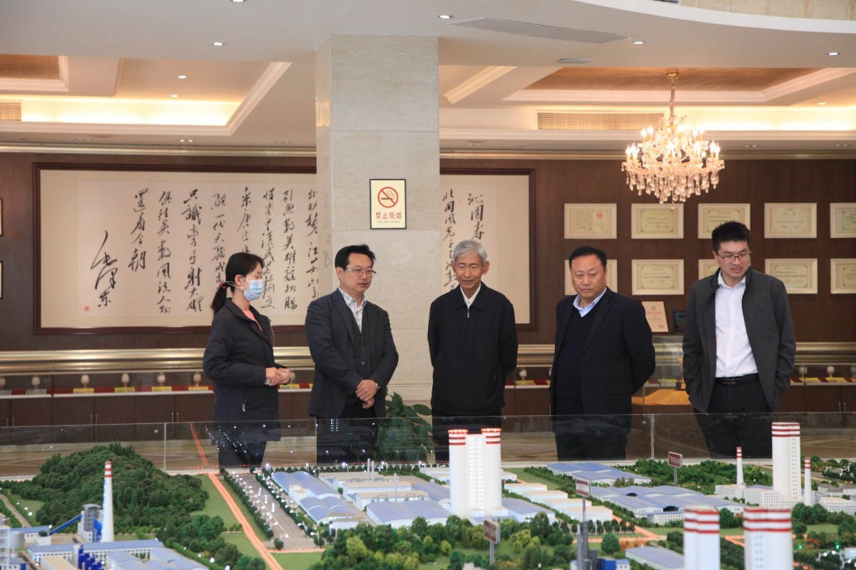 6听取新洋丰十大生产基地沙盘介绍（左三：杨朝飞、右二：王文战、左二：杨华锋.JPG