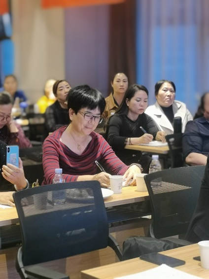 附件4：客户在认真的学习2.jpg