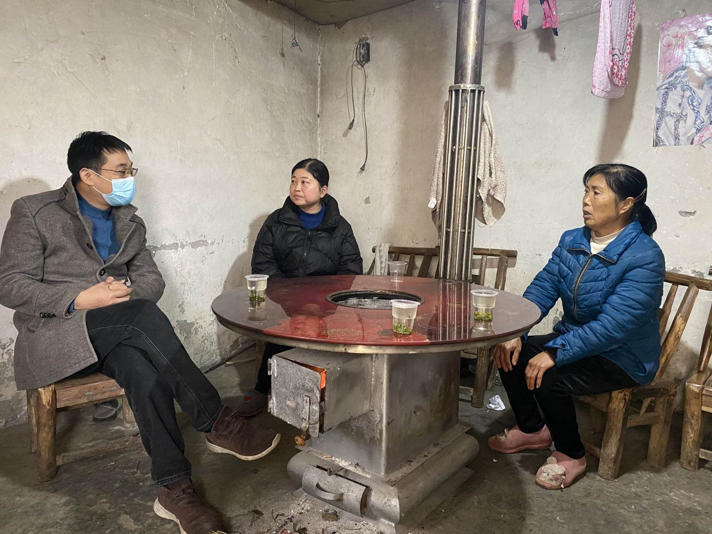 新洋丰副总裁郭琦（左一）带队走访慰问困难职工.jpg