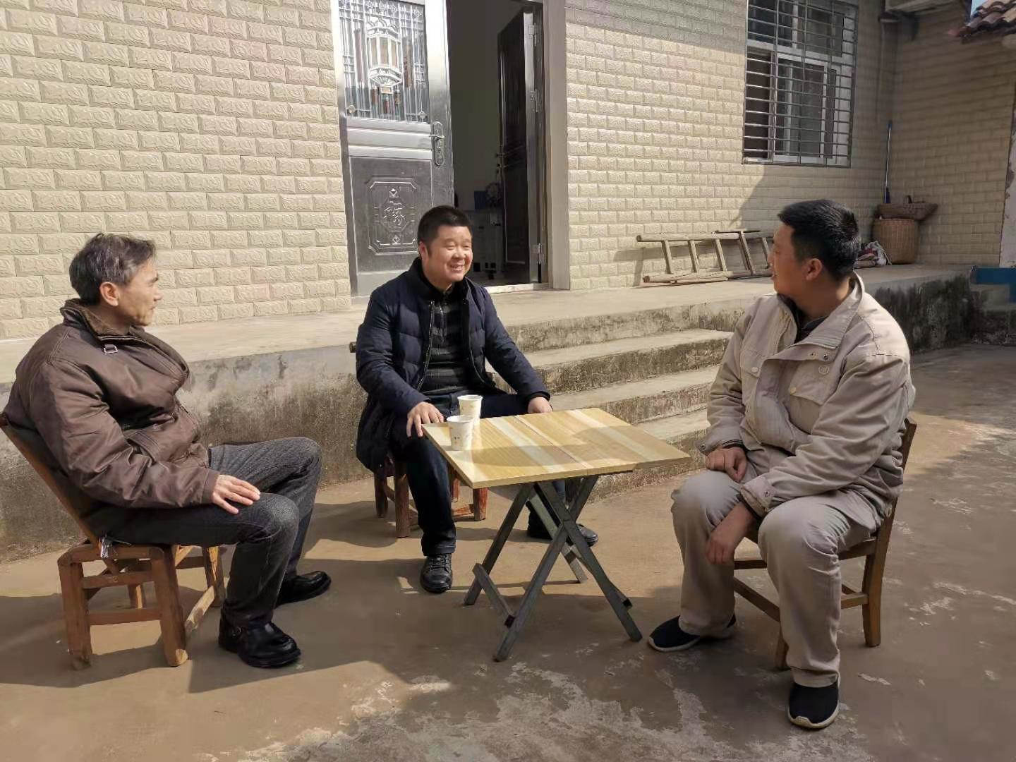 新洋丰党委委员杨洁（中）带队走访慰问困难职工.jpg