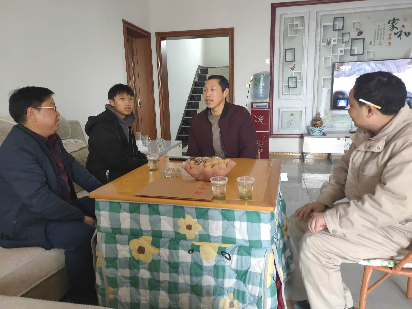 宜昌新洋丰分工会主席徐邦学（左一）带队走访慰问困难职工_meitu_3.jpg