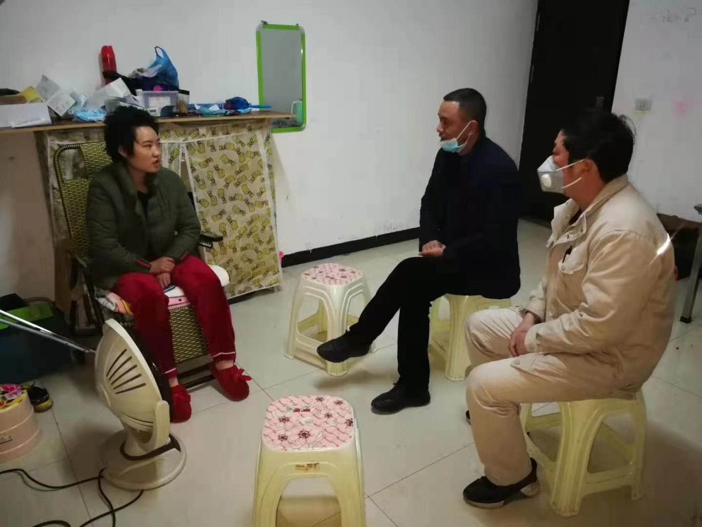 四川新洋丰总经理胡明峰（中）带队走访慰问困难职工.jpg