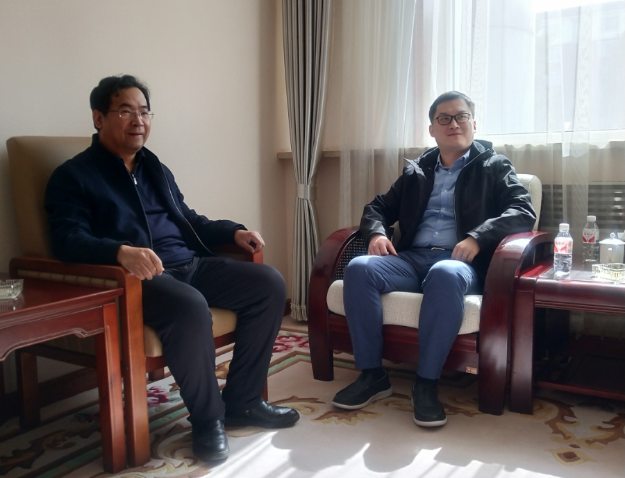杨磊与常务副市长蔡启昌.jpg