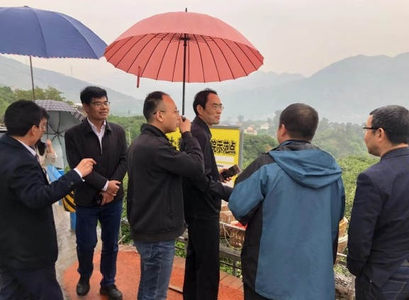 图片1张主任在科技小院服务中心作出指示.jpg