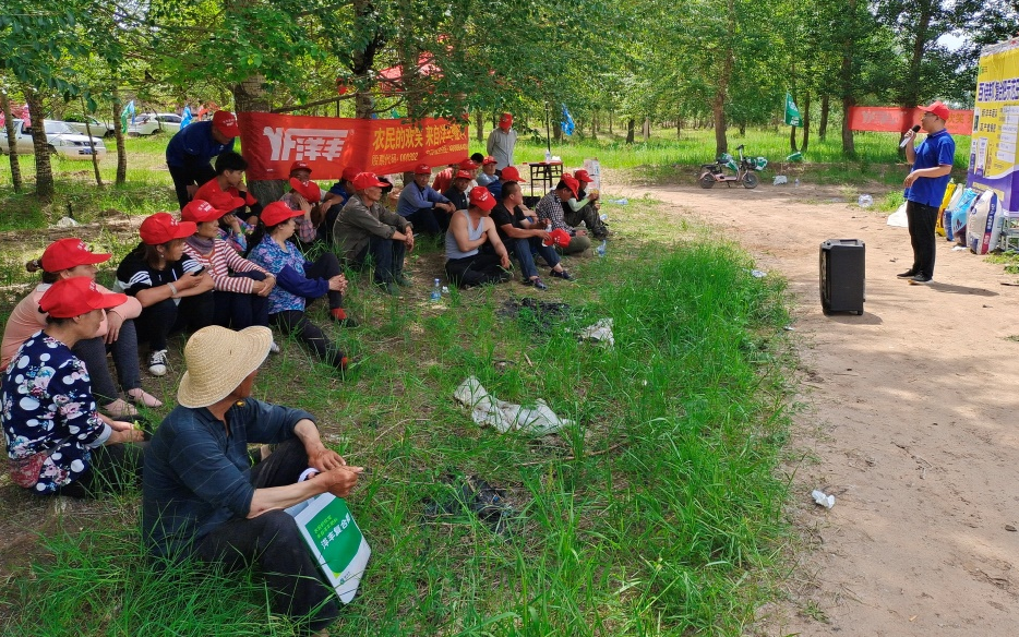 图片3潘老师为种植大户讲解肥料特性及种植技术.jpg