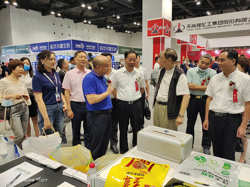 赵程云在展台接待参会领导_副本.jpg
