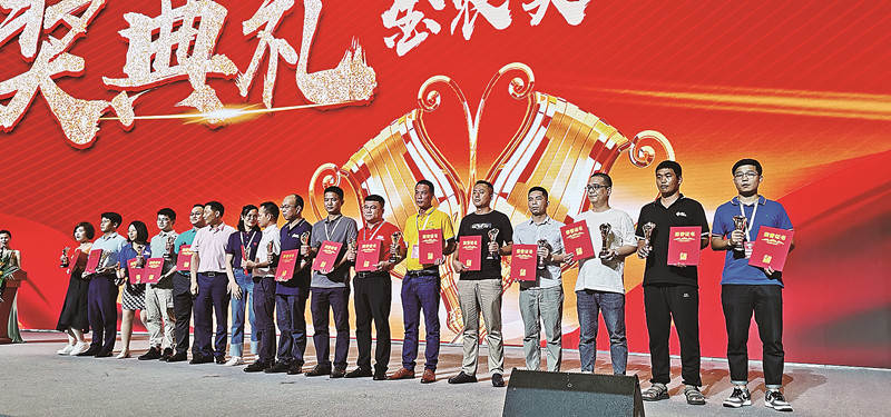 新洋丰代表（右一）上台领奖_副本.jpg