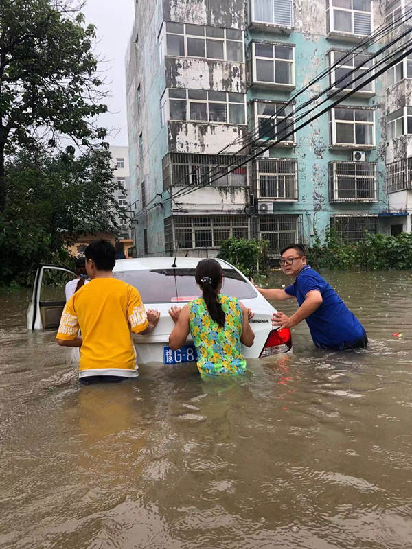 詹力正在帮市民推车2_副本.jpg