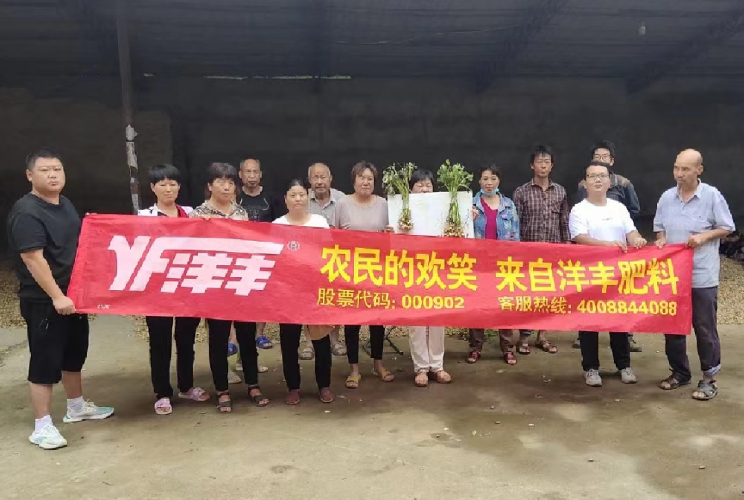 收获后在仓库合影.jpg