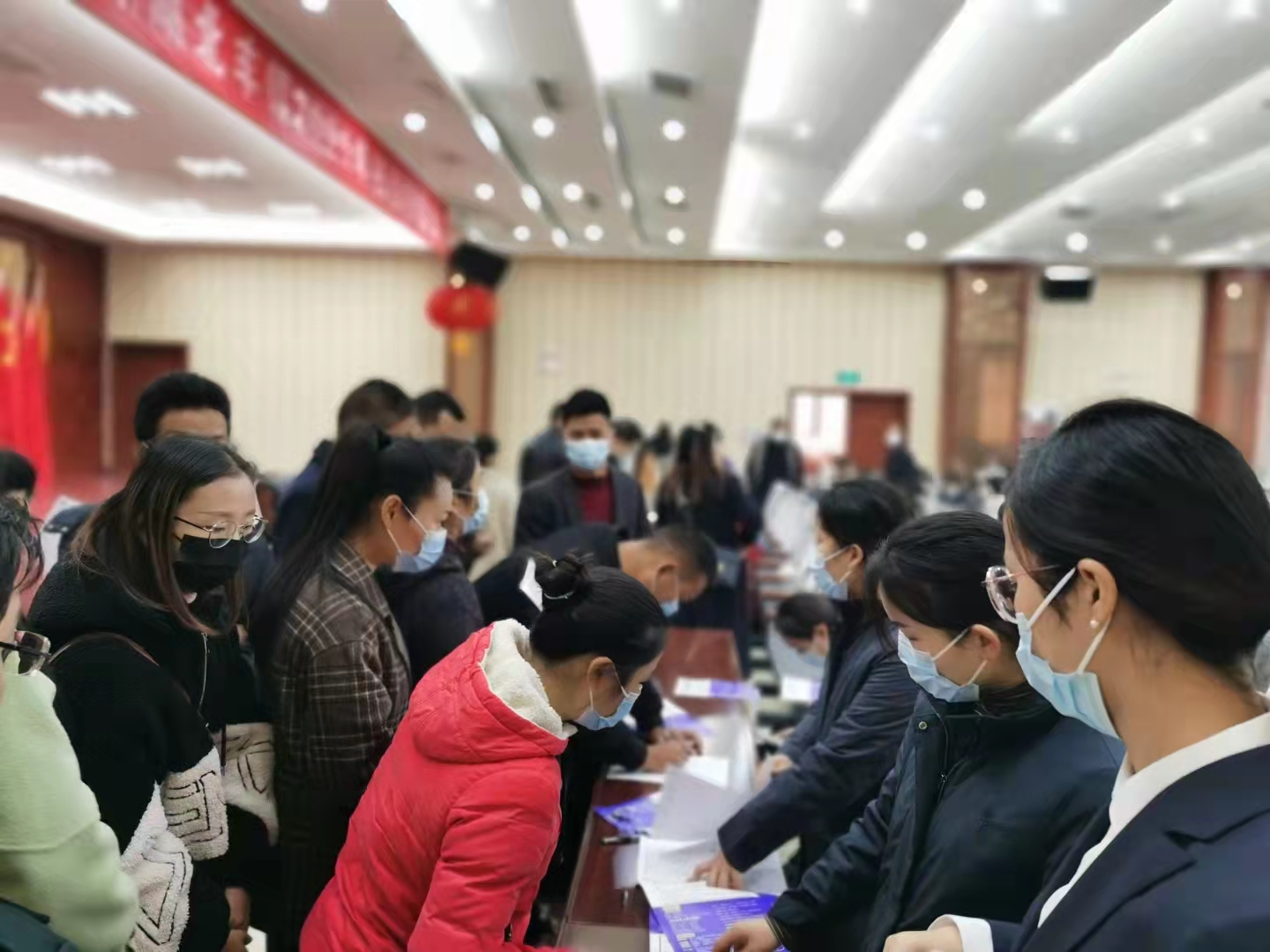 现场居民踊跃咨询.png