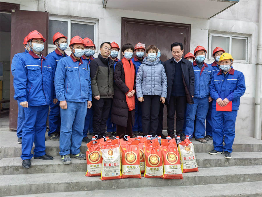 苏琼一行慰问新洋丰中磷尿基车间.jpg