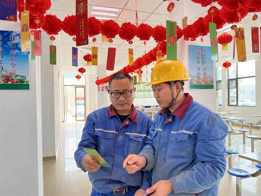 宜昌新洋丰员工正在猜灯谜.jpg