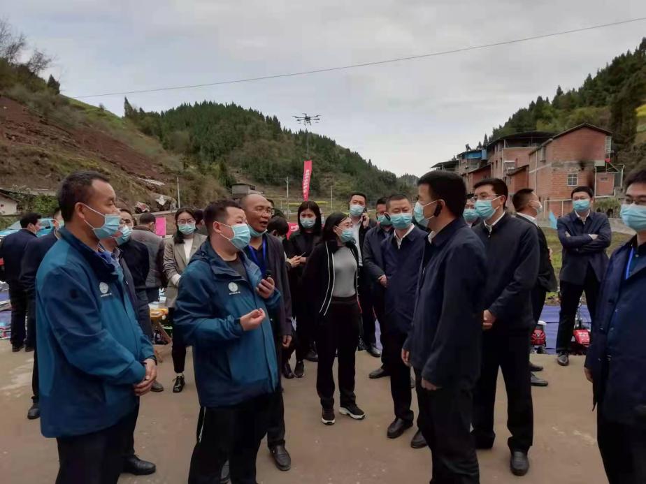 新洋丰农化员向县长汇报科技小院相关工作.jpg