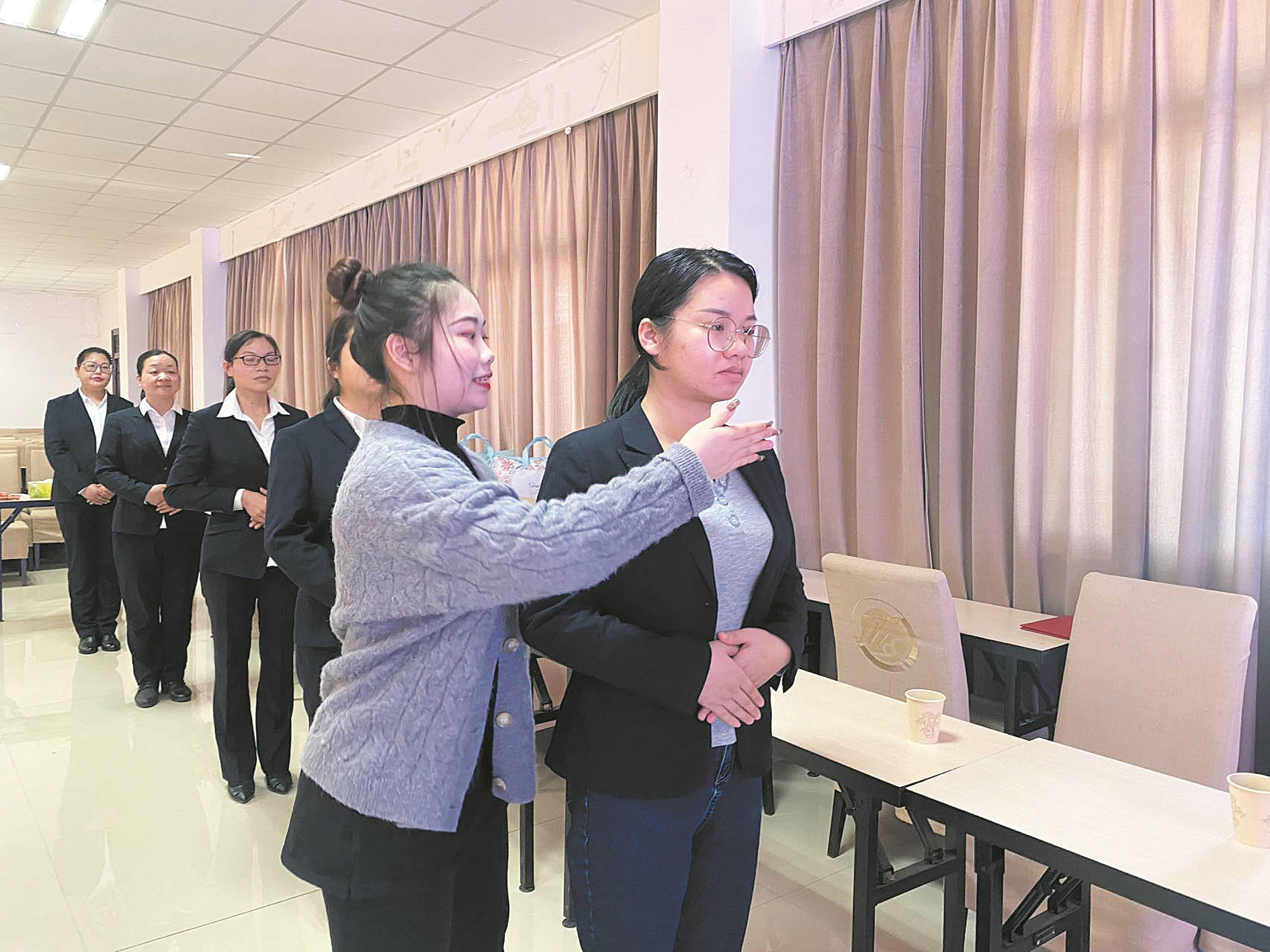广西新洋丰形体礼仪培训.jpg