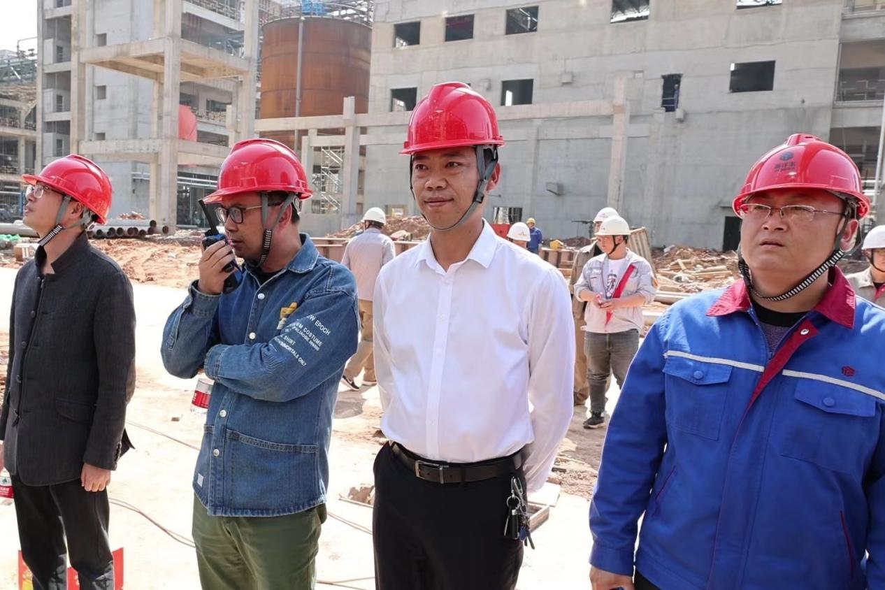 上图为项目副指挥长潘进平（左二）下达点火指令.jpg