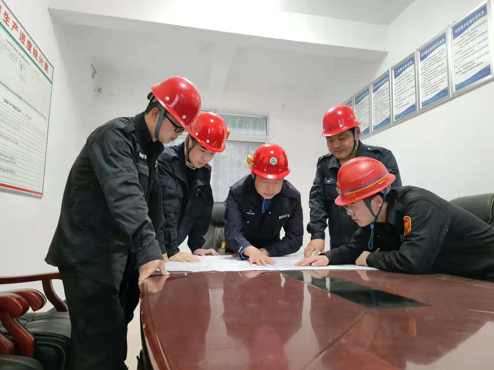 刘习周（中）与技术人员一道研究图纸.jpg