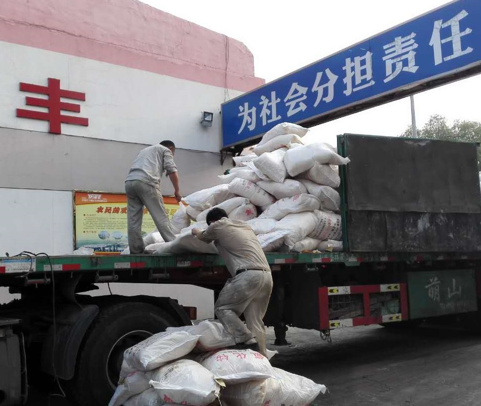 两名职工正在高温下卸车.jpg