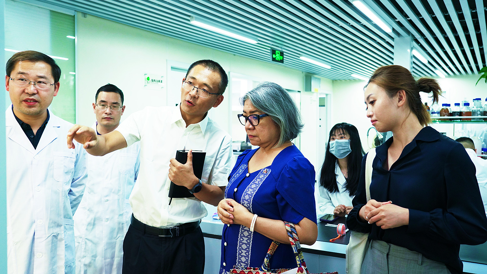 参观新洋丰绿色智能肥料实验室.jpg